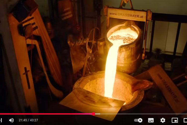 Foto vom Guss einer Glocke in der Glockengiesserei Grassmayr