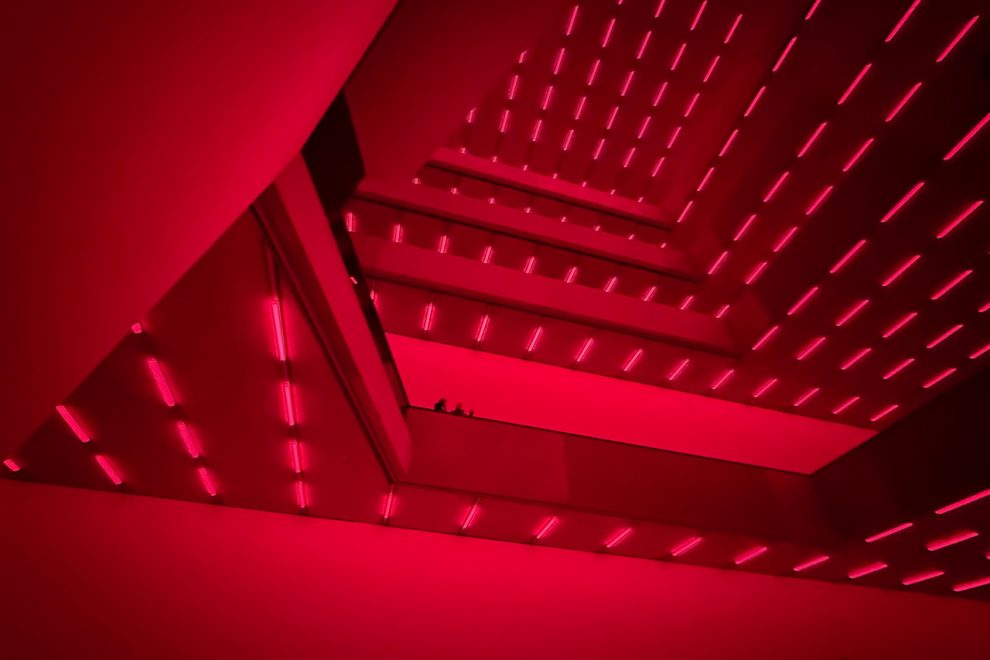 Schaulager Innenraum rot ausgeleuchtet