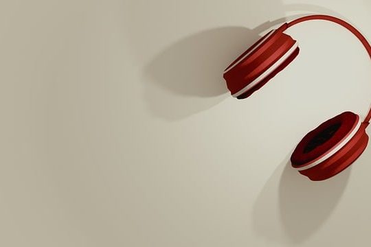 Roter Kopfhörer auf weissen Hintergrund