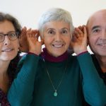 Franziska, Schirin und Dinu halten die Hände an die Ohren