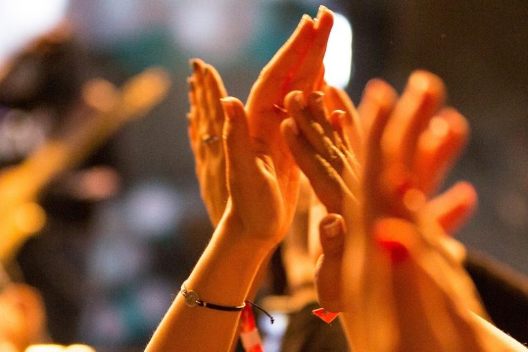 Hände klatschen in die Luft