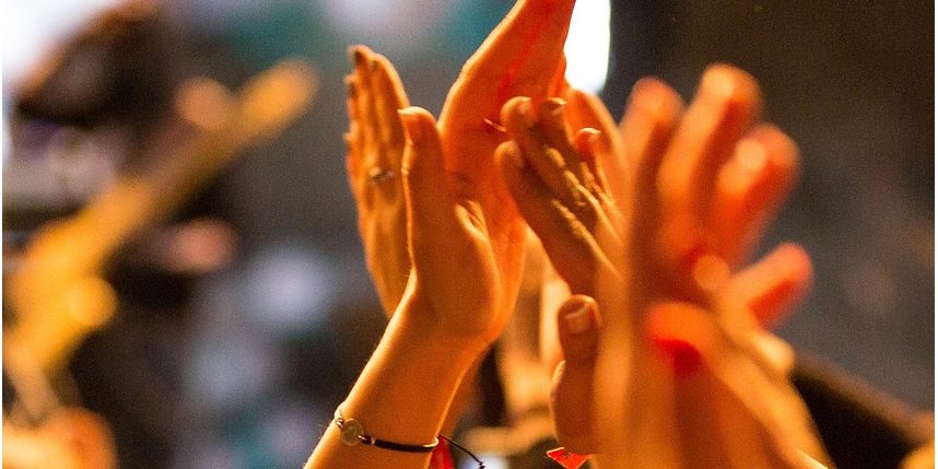 hands-6133151_1280_Image by Gigxels .com from Pixabay Hände klatschen in die Luft