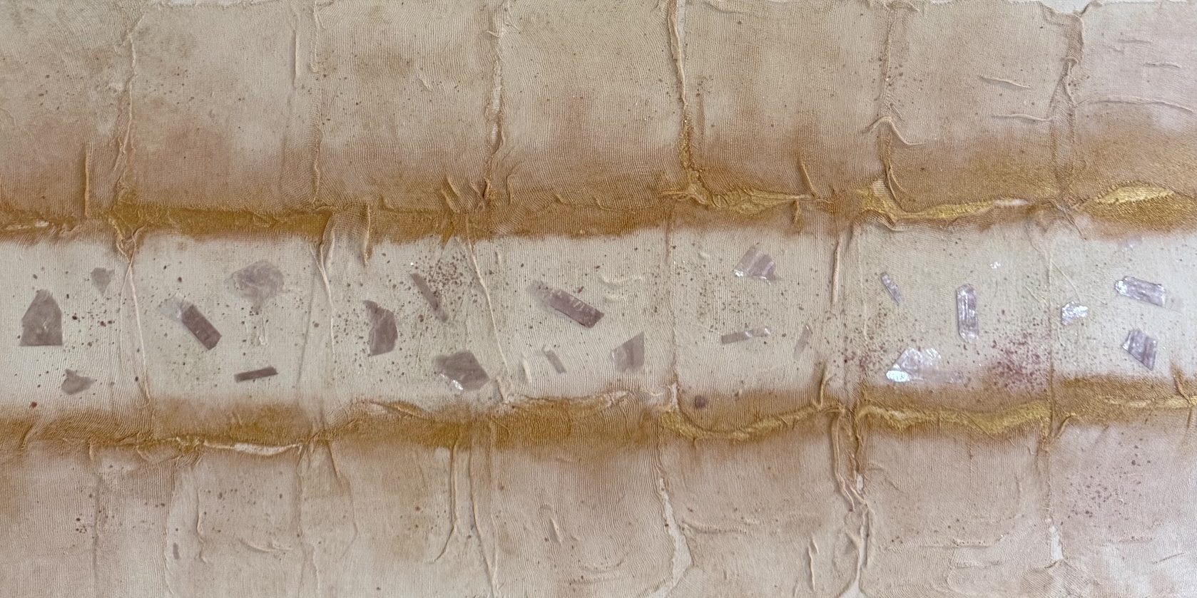 Kristallsplitter glitzern auf cremefarbigem Untergrund, am oberen und unteren Bildrand sind übermalte Gazebinden aufgeklebt.